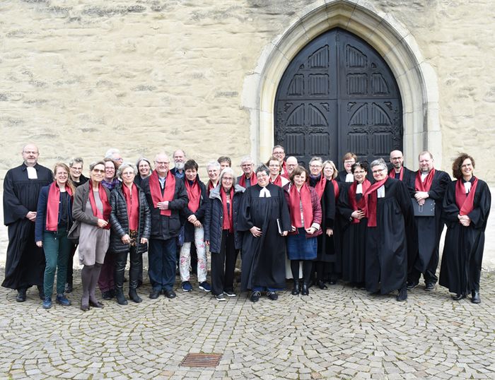 Auf dem Foto sind alle Menschen zu sehen, die an der Verabschiedung von Dagmar Spelsberg-Sühling mitgewirkt haben.