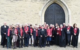 Auf dem Foto sind alle Menschen zu sehen, die an der Verabschiedung von Dagmar Spelsberg-Sühling mitgewirkt haben.