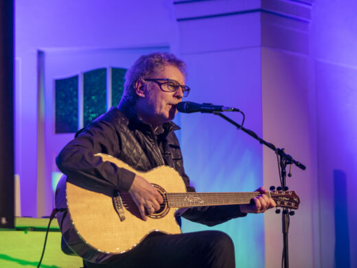Auf dem Foto ist Singer-Songwriter Reidar Jensen zu sehen. Das Foto hat Axel Engels gemacht.